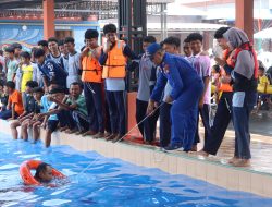 Satpolairud Polres Lamongan Latih 80 Santri Al Manar Teknik Berenang dan Penyelamatan Korban Tenggelam