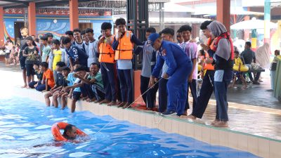 Satpolairud Polres Lamongan Latih 80 Santri Al Manar Teknik Berenang dan Penyelamatan Korban Tenggelam
