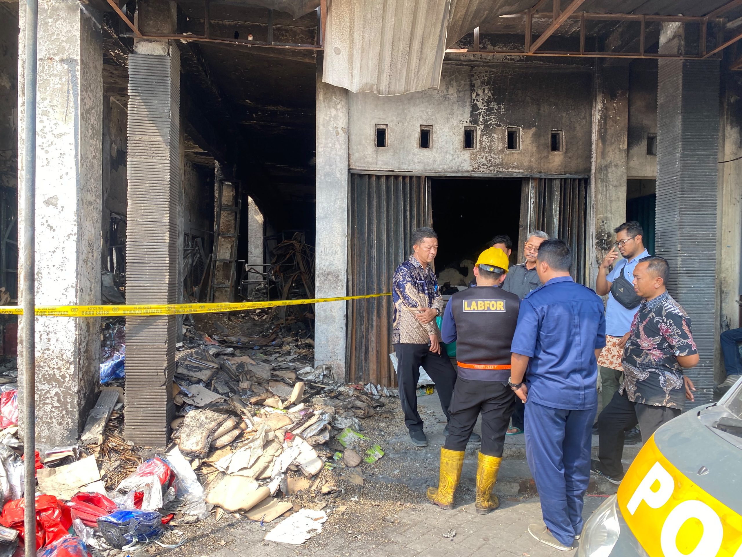 Polres Lamongan Gandeng Tim Labfor Polda Jatim Selidiki Penyebab Kebakaran Pasar Agrobis Babat