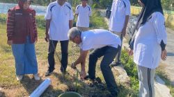 Mahasiswa KKN Unisla Inisiasi Pembuatan Biopori di Desa Sukorejo, Solusi Sederhana Cegah Genangan