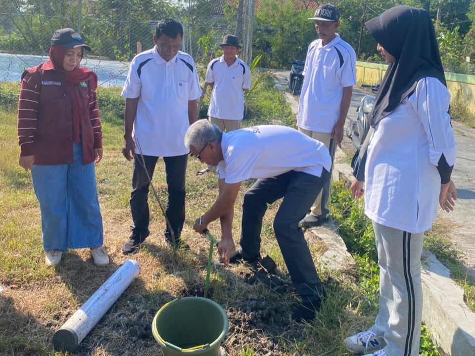 Mahasiswa KKN Unisla Inisiasi Pembuatan Biopori di Desa Sukorejo, Solusi Sederhana Cegah Genangan