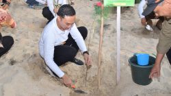 Wakil Bupati Lamongan Terima Penghargaan Pembina Perlindungan Ekosistem Mangrove dari Pemprov Jatim
