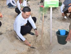 Wakil Bupati Lamongan Terima Penghargaan Pembina Perlindungan Ekosistem Mangrove dari Pemprov Jatim