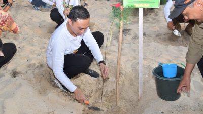 Wakil Bupati Lamongan Terima Penghargaan Pembina Perlindungan Ekosistem Mangrove dari Pemprov Jatim