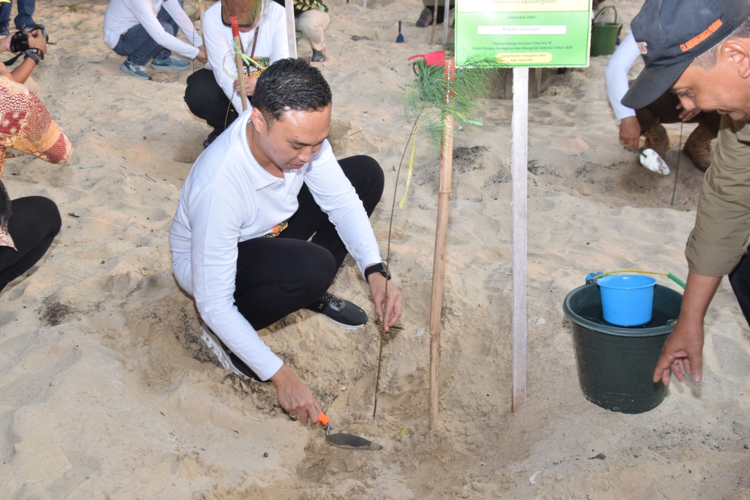 Wakil Bupati Lamongan Terima Penghargaan Pembina Perlindungan Ekosistem Mangrove dari Pemprov Jatim