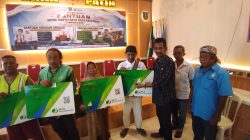 Anggaran Terbatas, Pemdes Kepatihan Tetap Salurkan Seragam Sekolah Gratis dan BPJS Ketenagakerjaan bagi Pekerja Informal