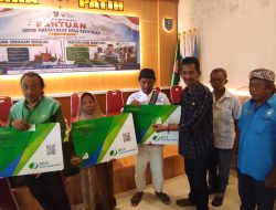 Anggaran Terbatas, Pemdes Kepatihan Tetap Salurkan Seragam Sekolah Gratis dan BPJS Ketenagakerjaan bagi Pekerja Informal