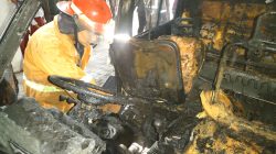 Mobil Suzuki Carry Terbakar Saat Dipanaskan di Mojoagung, Diduga Akibat Korsleting Baterai