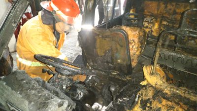 Mobil Suzuki Carry Terbakar Saat Dipanaskan di Mojoagung, Diduga Akibat Korsleting Baterai