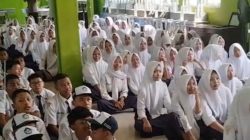 Edukasi Bahaya Narkoba Lewat Lagu, Polsek Peterongan Bekali 100 Siswa Baru SMPN 1 Peterongan