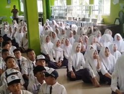Edukasi Bahaya Narkoba Lewat Lagu, Polsek Peterongan Bekali 100 Siswa Baru SMPN 1 Peterongan
