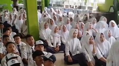 Edukasi Bahaya Narkoba Lewat Lagu, Polsek Peterongan Bekali 100 Siswa Baru SMPN 1 Peterongan