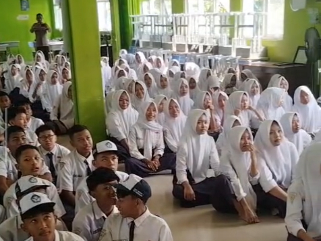 Edukasi Bahaya Narkoba Lewat Lagu, Polsek Peterongan Bekali 100 Siswa Baru SMPN 1 Peterongan