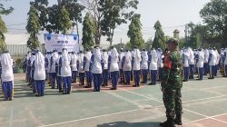 Babinsa Koramil Perak Tanamkan Disiplin dan Jiwa Nasionalisme kepada 460 Siswa Baru SMPN 1 Perak