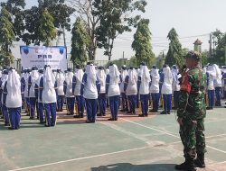 Babinsa Koramil Perak Tanamkan Disiplin dan Jiwa Nasionalisme kepada 460 Siswa Baru SMPN 1 Perak