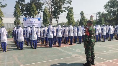Babinsa Koramil Perak Tanamkan Disiplin dan Jiwa Nasionalisme kepada 460 Siswa Baru SMPN 1 Perak