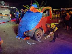 Pecah Ban di Ploso, Pikap Grand Max Tabrak Mobil Parkir hingga Terguling, Sopir Tewas Terjepit