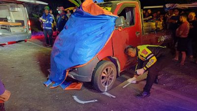 Pecah Ban di Ploso, Pikap Grand Max Tabrak Mobil Parkir hingga Terguling, Sopir Tewas Terjepit