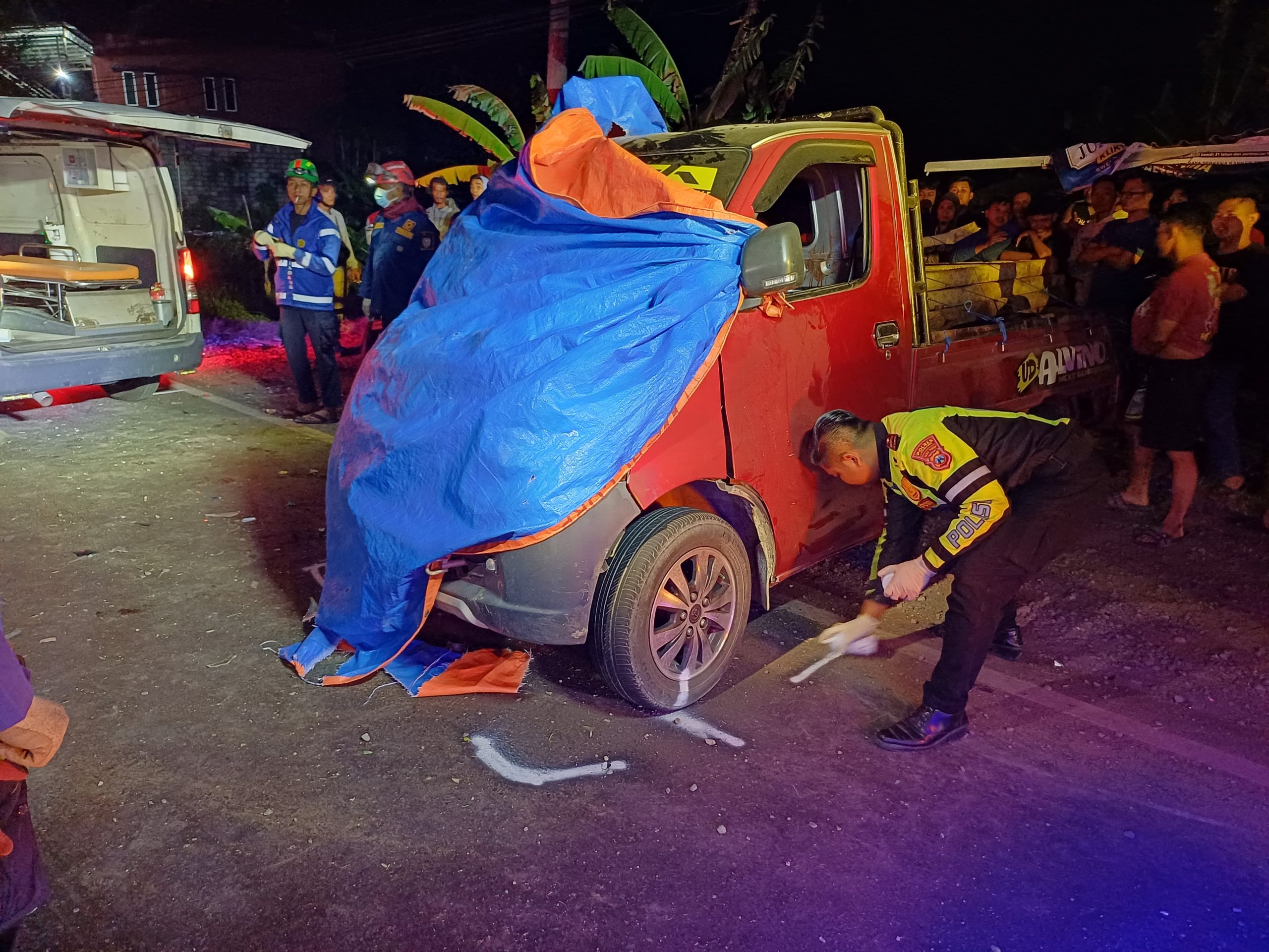 Pecah Ban di Ploso, Pikap Grand Max Tabrak Mobil Parkir hingga Terguling, Sopir Tewas Terjepit