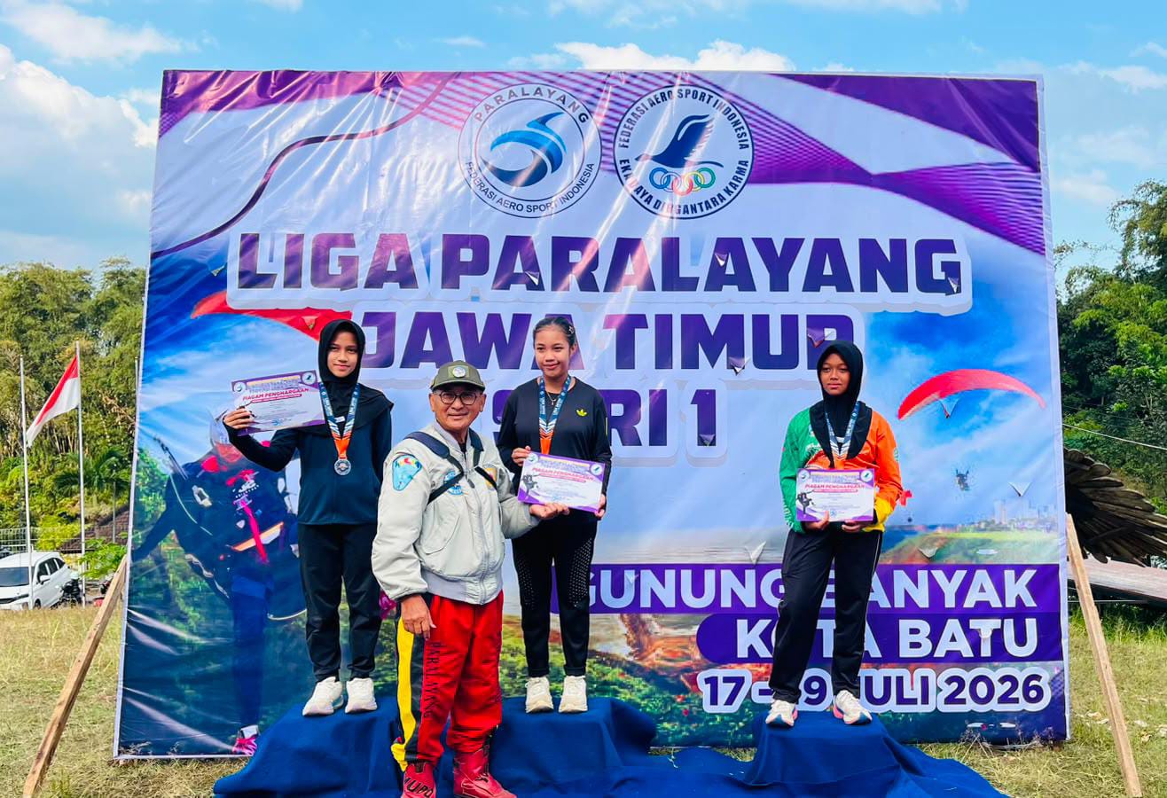 Santriwati SMP Sains Tebuireng Raih Juara II Liga Paralayang Jatim, Shanum Buktikan Prestasi Bisa Diraih dari Langit