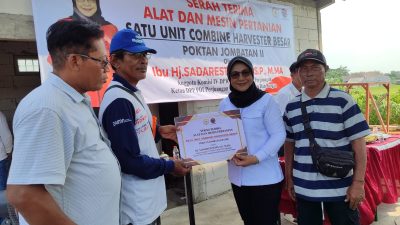 Sadarestuwati Serahkan Combine Harvester untuk Petani Jombang, Ingatkan Bantuan Tak Boleh Dijual