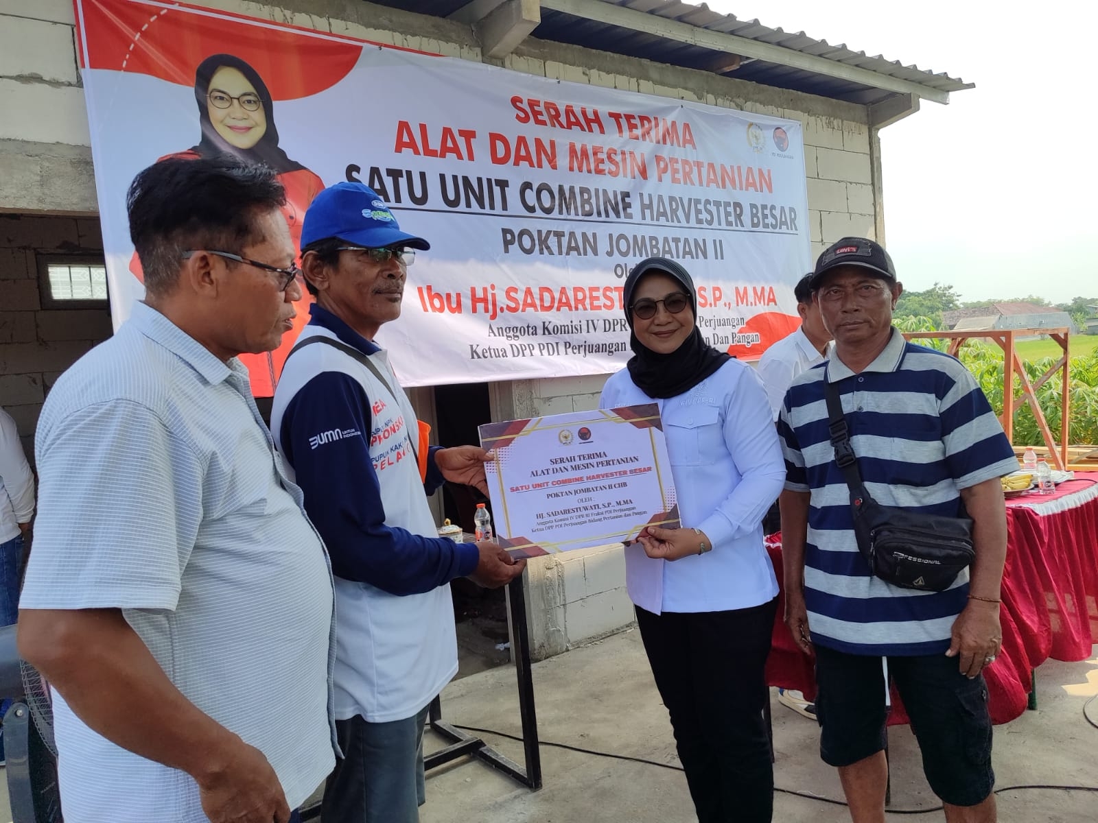 Sadarestuwati Serahkan Combine Harvester untuk Petani Jombang, Ingatkan Bantuan Tak Boleh Dijual