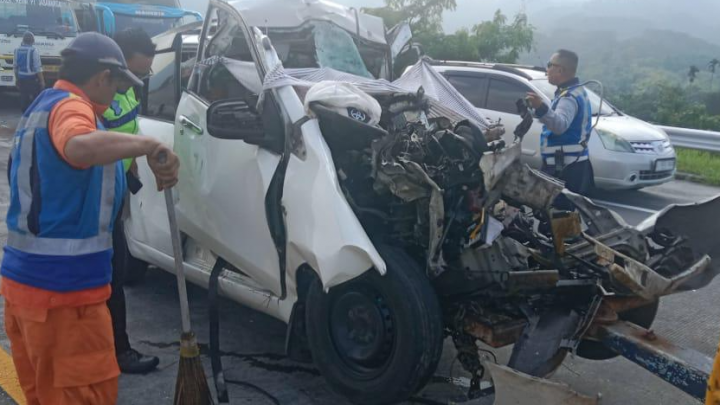 Hiace Tabrak Truk di Tol Pandaan-Malang, Tiga Orang Tewas dan Lima Penumpang Terluka