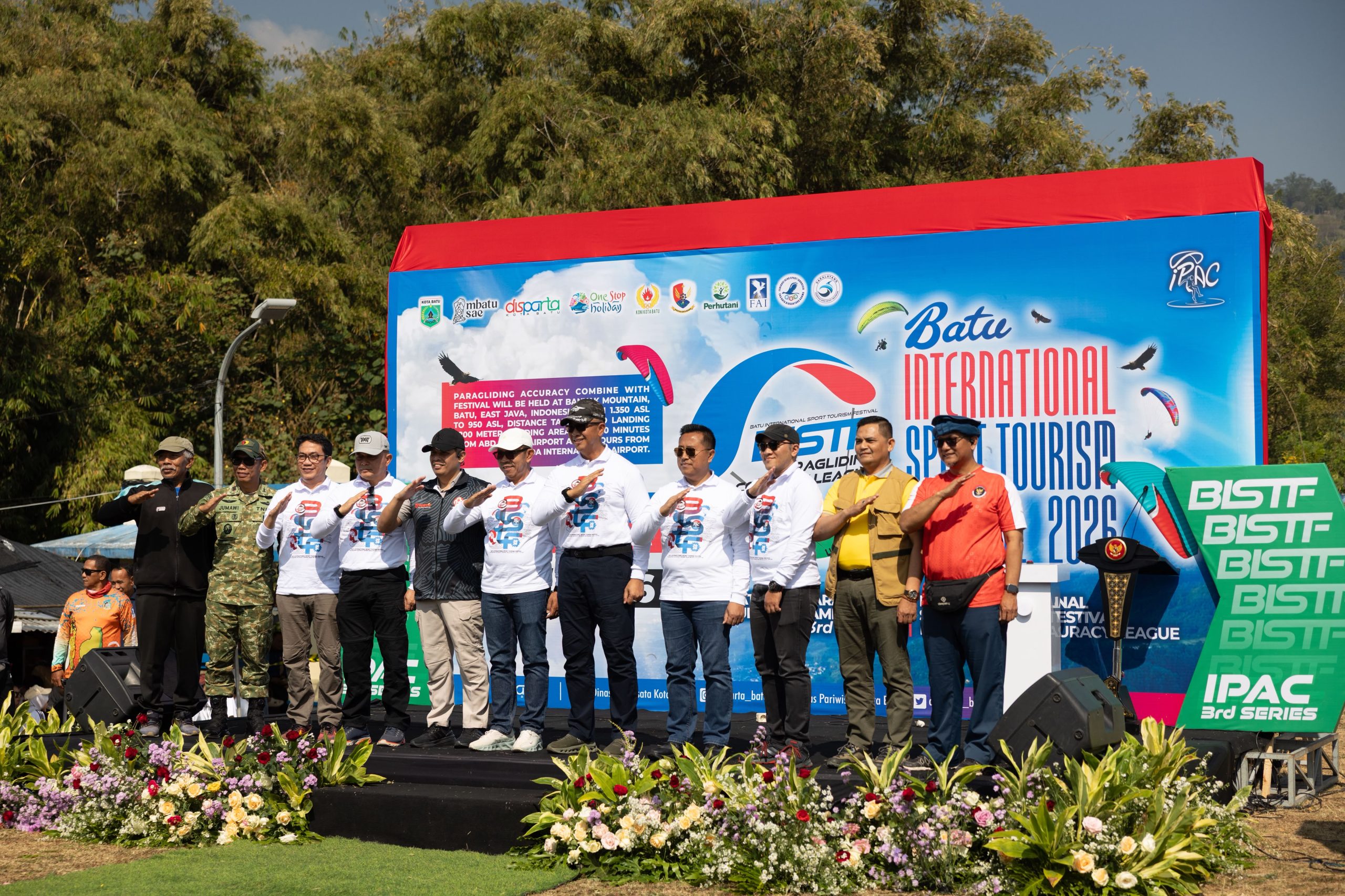 Wali Kota Nurochman Resmi Buka Kejuaraan Paralayang BISTF 2026 di Kota Batu