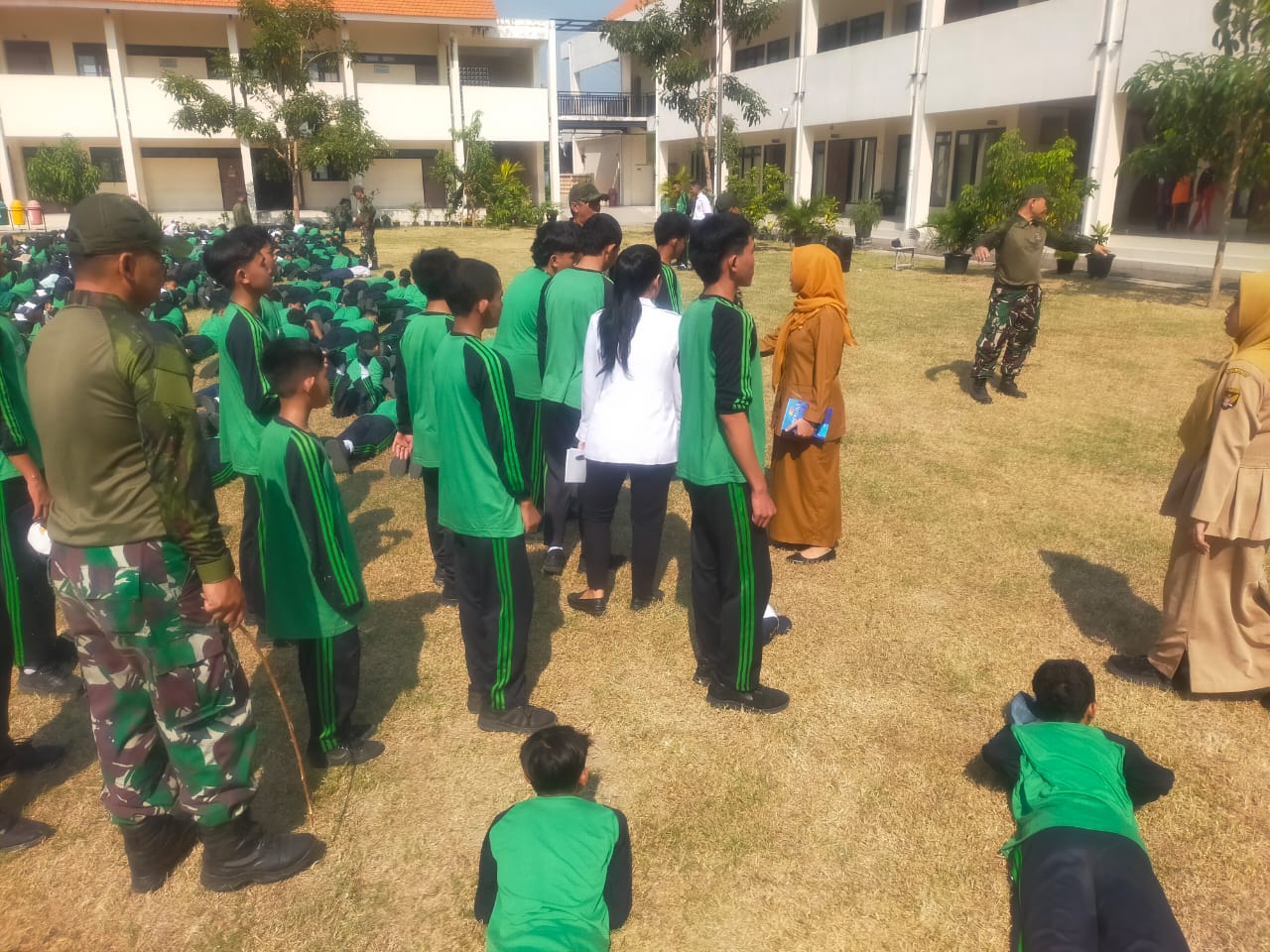Koramil 0809/02 Pesantren Beri Pembekalan Disiplin dan Wawasan Kebangsaan kepada 300 Siswa Baru SMPN 9 Kediri
