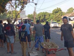 Sambut HUT ke-81 RI, Warga RW 05 Kelurahan Ketami Kota Kediri Gelar Kerja Bakti dan Pasang Umbul-Umbul
