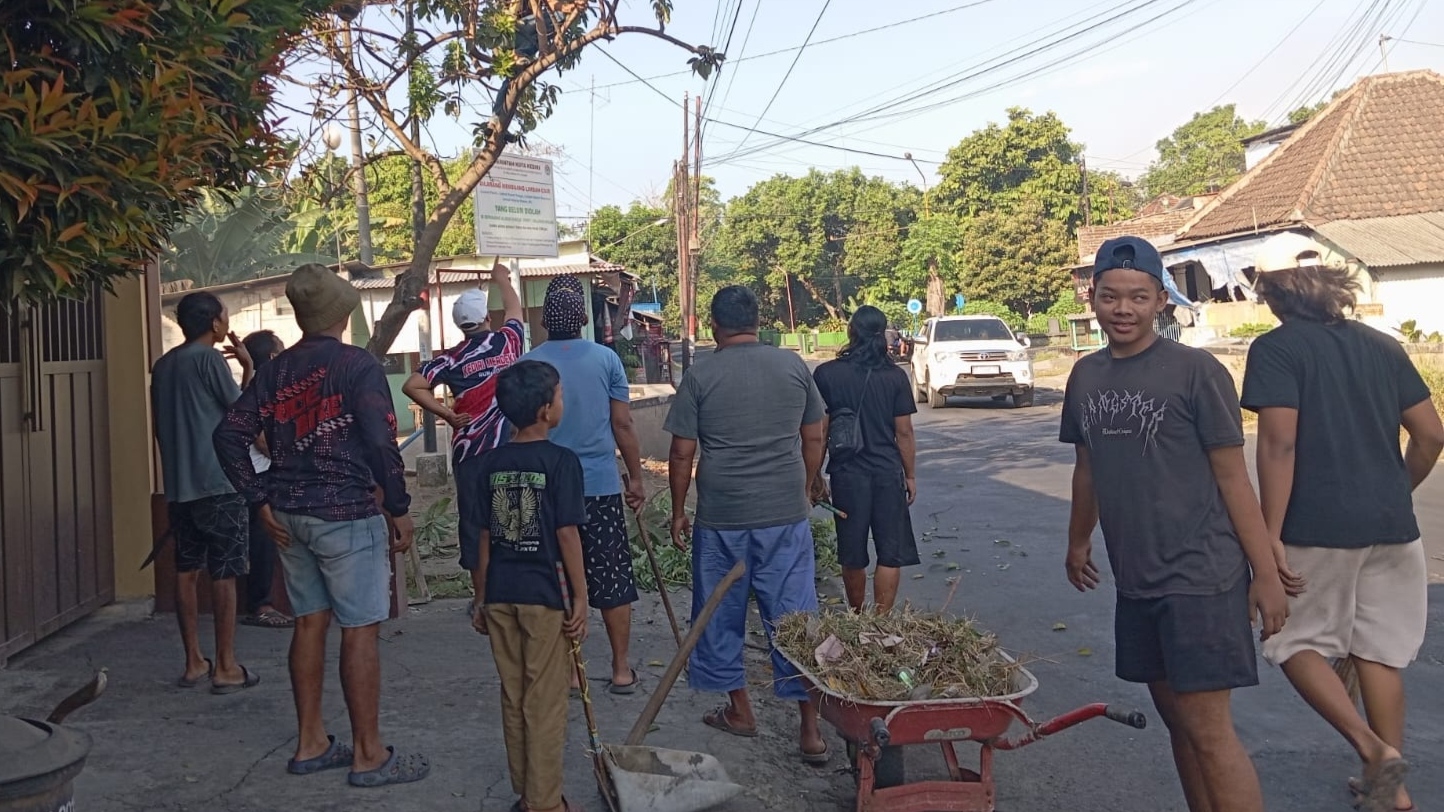 Sambut HUT ke-81 RI, Warga RW 05 Ketami Kediri Gelar Kerja Bakti dan Pasang Umbul-Umbul