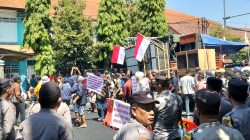 Dua Aksi dengan Aspirasi Berbeda Warnai Kantor Perhutani KPH Kediri, 400 Personel Gabungan Amankan Situasi