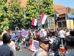 Dua Aksi dengan Aspirasi Berbeda Warnai Kantor Perhutani KPH Kediri, 400 Personel Gabungan Amankan Situasi