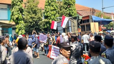 Dua Aksi dengan Aspirasi Berbeda Warnai Kantor Perhutani KPH Kediri, 400 Personel Gabungan Amankan Situasi