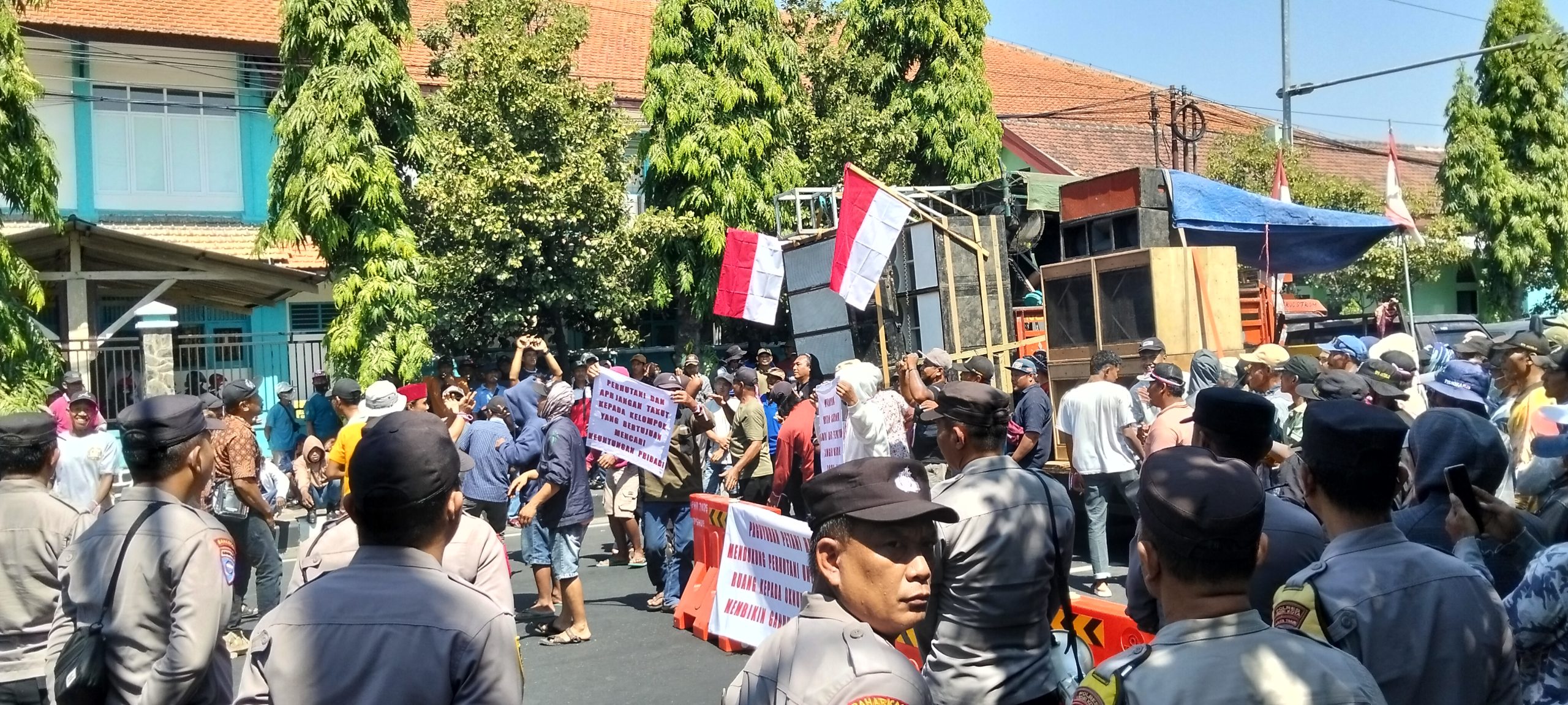 Dua Aksi dengan Aspirasi Berbeda Warnai Kantor Perhutani KPH Kediri, 400 Personel Gabungan Amankan Situasi