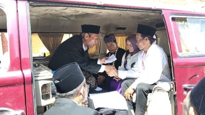 Hari Jadi Kota Kediri ke-1147, Sebanyak 53 Pasangan Ikuti Nikah Massal di Dalam Mobil Volkswagen