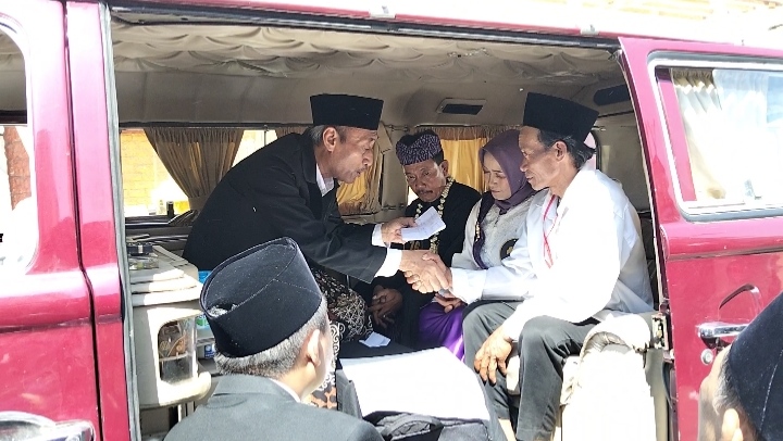 Hari Jadi Kota Kediri ke-1147, Sebanyak 53 Pasangan Ikuti Nikah Massal di Dalam Mobil Volkswagen