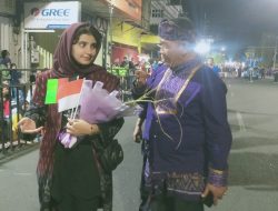 Tenun Ikat Bandar Kidul Curi Perhatian Wisatawan Mancanegara di Dhoho Street Fashion 2026