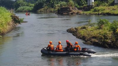 Pencarian Pemancing Hilang di Sungai Brantas Tulungagung Dihentikan, Keluarga Yakini Korban Masih Hidup