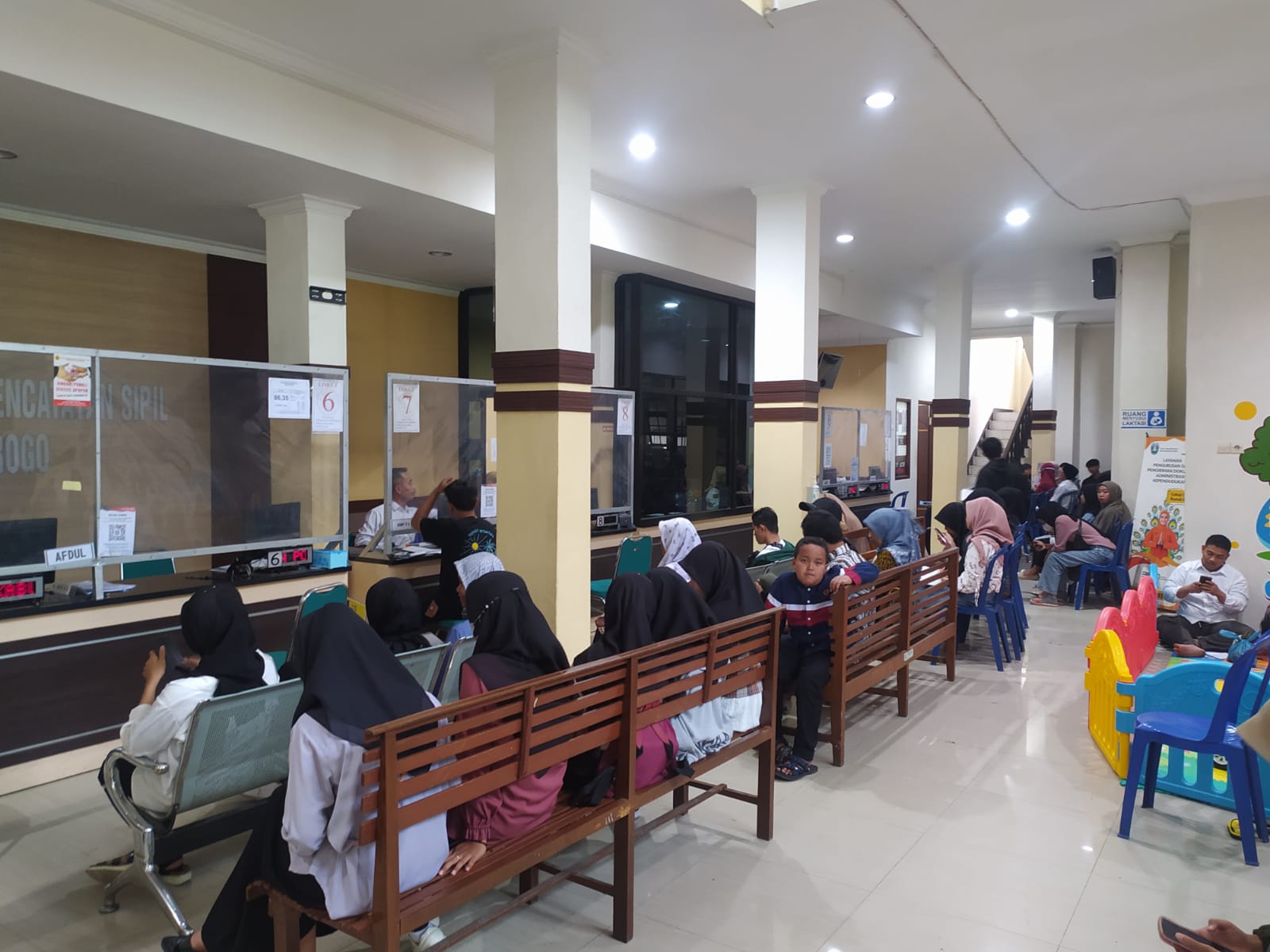 Libur Sekolah, Pemohon KTP di Ponorogo Membludak, Dispendukcapil Batasi Kuota Antrean