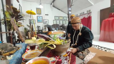 Agungkan Bulan Suro, Dua Pusaka Peninggalan Presiden Soekarno Dijamas di Situs Persada Soekarno Ndalem Pojok Kediri