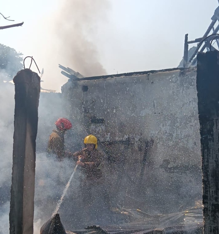 Rumah Warga di Desa Jambean Kediri Terbakar Saat Ditinggal Pergi, Kerugian Diperkirakan Capai Rp250 Juta