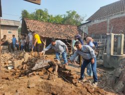 Peringati HUT Ke-80 Bhayangkara, PWI dan Polres Nganjuk Gelar Bedah Rumah untuk Warga Kurang Mampu