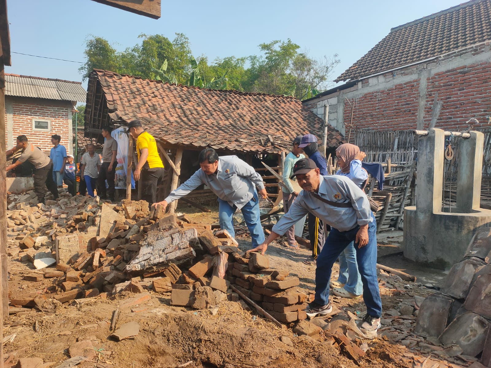 Peringati HUT Ke-80 Bhayangkara, PWI dan Polres Nganjuk Gelar Bedah Rumah untuk Warga Kurang Mampu