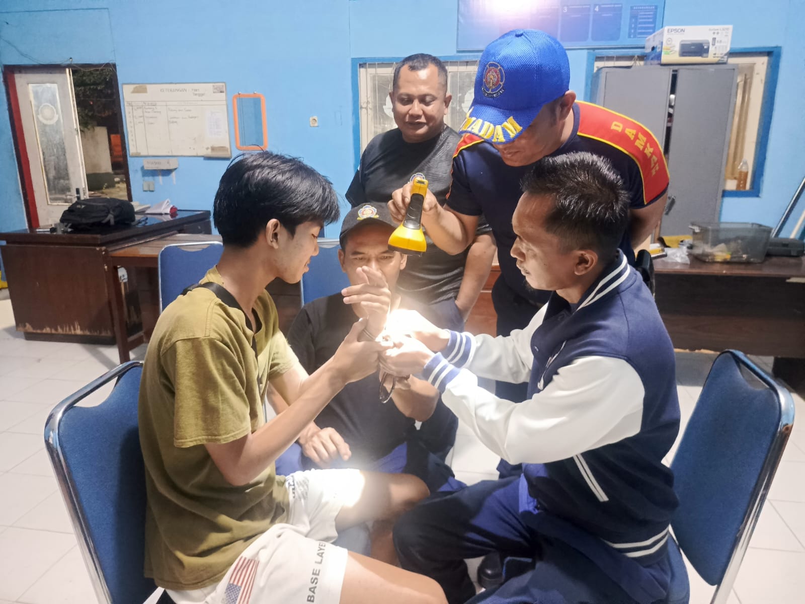 Iseng Pakai Borgol Temuan Sekolah, Pelajar SMK di Ponorogo Minta Bantuan Damkar Lepaskan Kunci Tangan