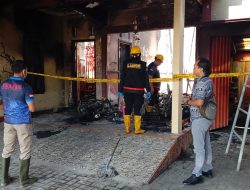 Tim Labfor Polda Jatim dan Inafis Polres Kediri Olah TKP Kebakaran Rumah di Plosoklaten, Pelaku Masih Diburu