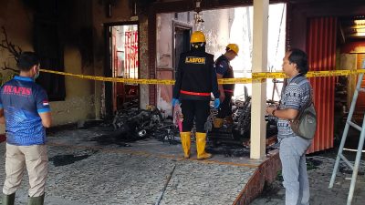 Tim Labfor Polda Jatim dan Inafis Polres Kediri Olah TKP Kebakaran Rumah di Plosoklaten, Pelaku Masih Diburu