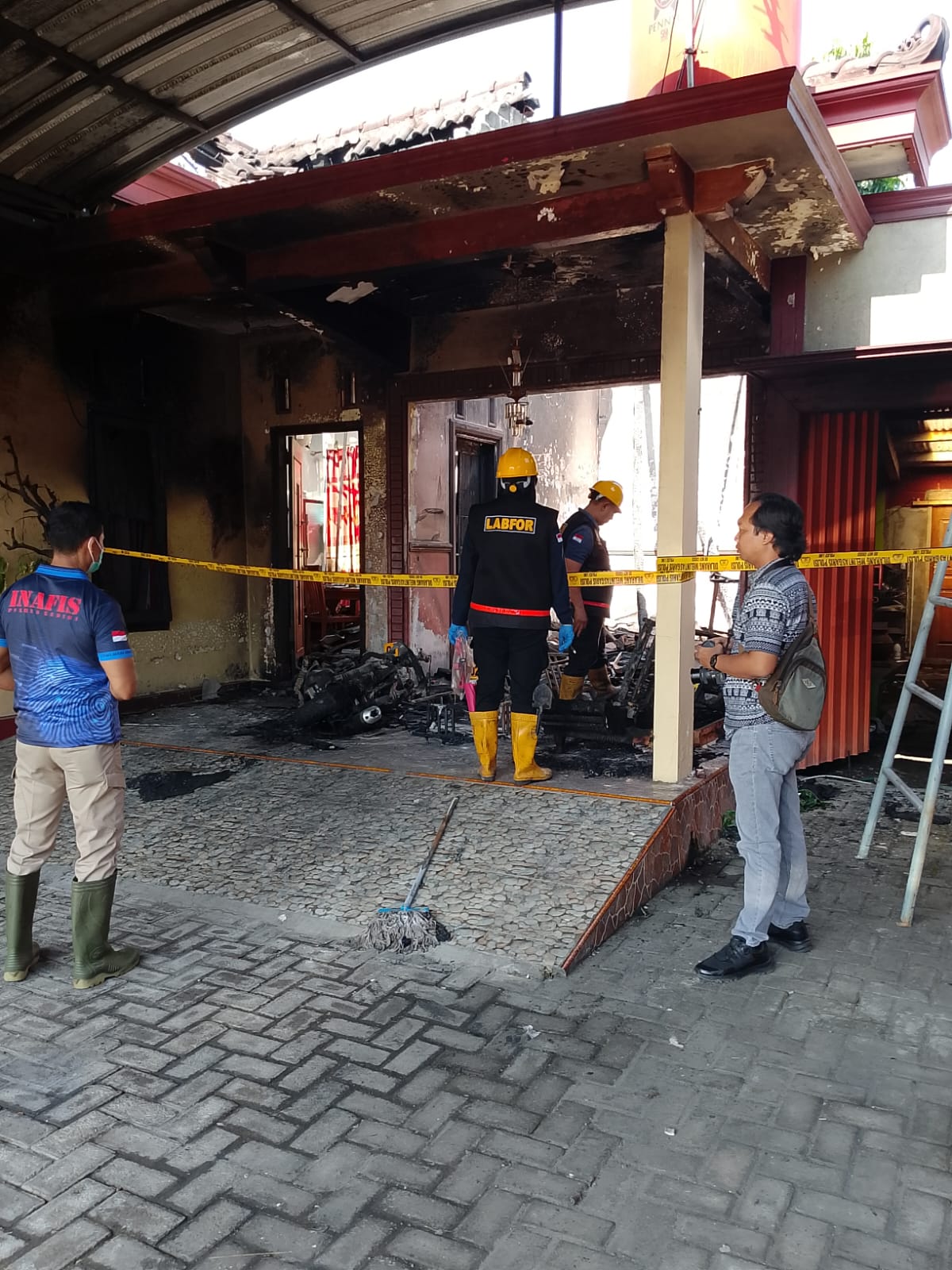 Tim Labfor Polda Jatim dan Inafis Polres Kediri Olah TKP Kebakaran Rumah di Plosoklaten, Pelaku Masih Diburu