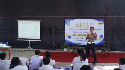 Satlantas Polres Kediri Edukasi Keselamatan Berlalu Lintas kepada Siswa Baru SMAN 1 Kandangan
