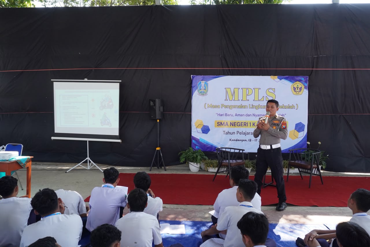 Satlantas Polres Kediri Edukasi Keselamatan Berlalu Lintas kepada Siswa Baru SMAN 1 Kandangan